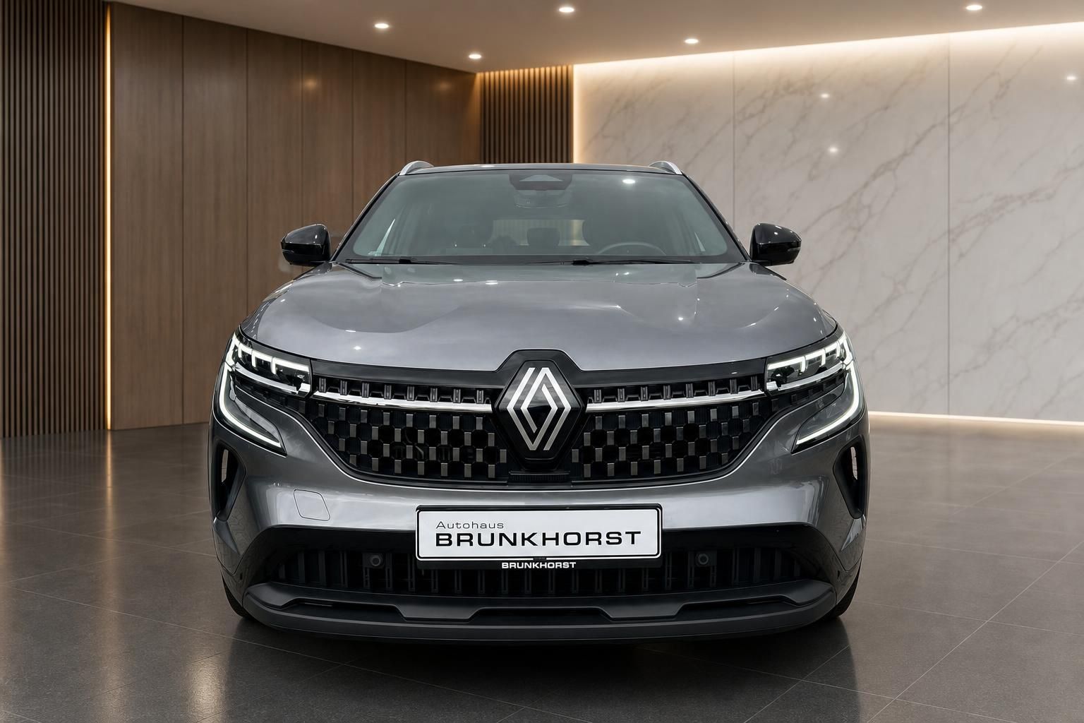 Renault Austral SUV Frontansicht in grau metallic mit charakteristischem Kühlergrill und LED-Tagfahrlicht