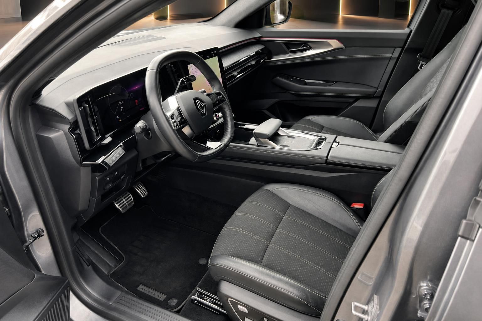 Renault Austral Innenraum mit Fahrersitz, Lenkrad, digitalen Anzeigen und Mittelkonsole