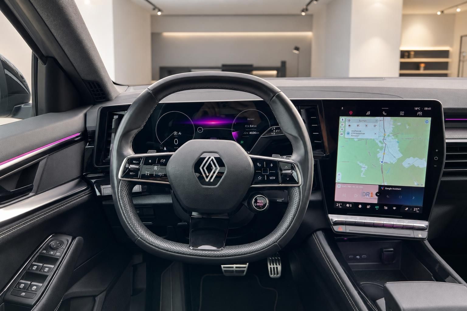 Renault Cockpit mit digitalem Kombiinstrument, Lenkrad und Touchscreen-Infotainment