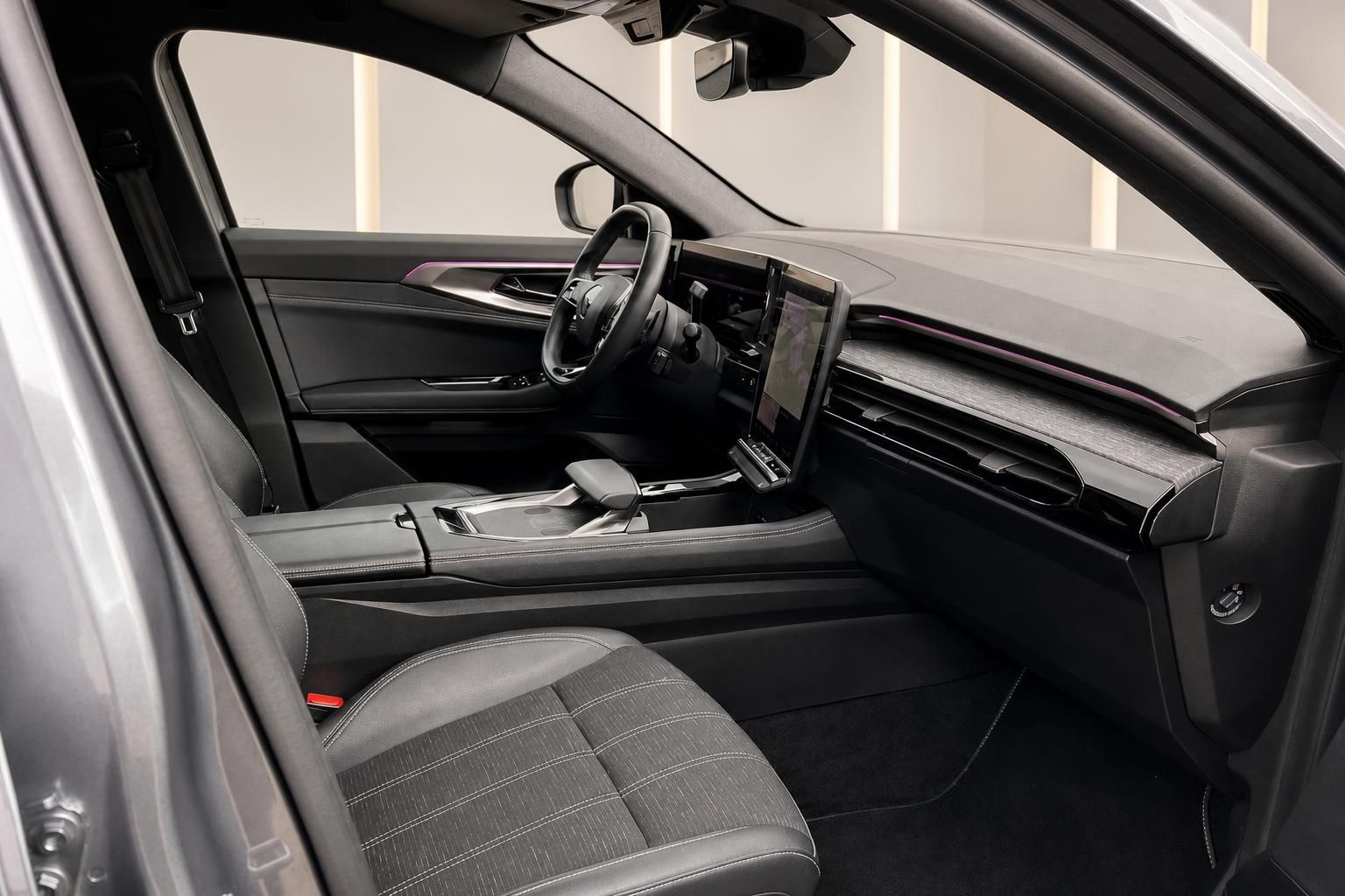 Renault Innenraum mit grauen Sitzen, Mittelkonsole und modernem Dashboard Design