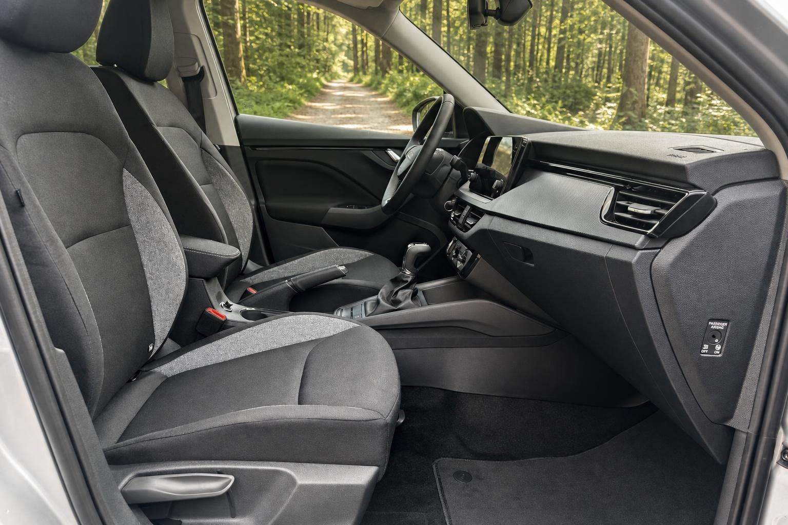 Skoda Kamiq Innenraum Beifahrerseite - graue Stoffsitze und Armaturenbrett mit Touchscreen