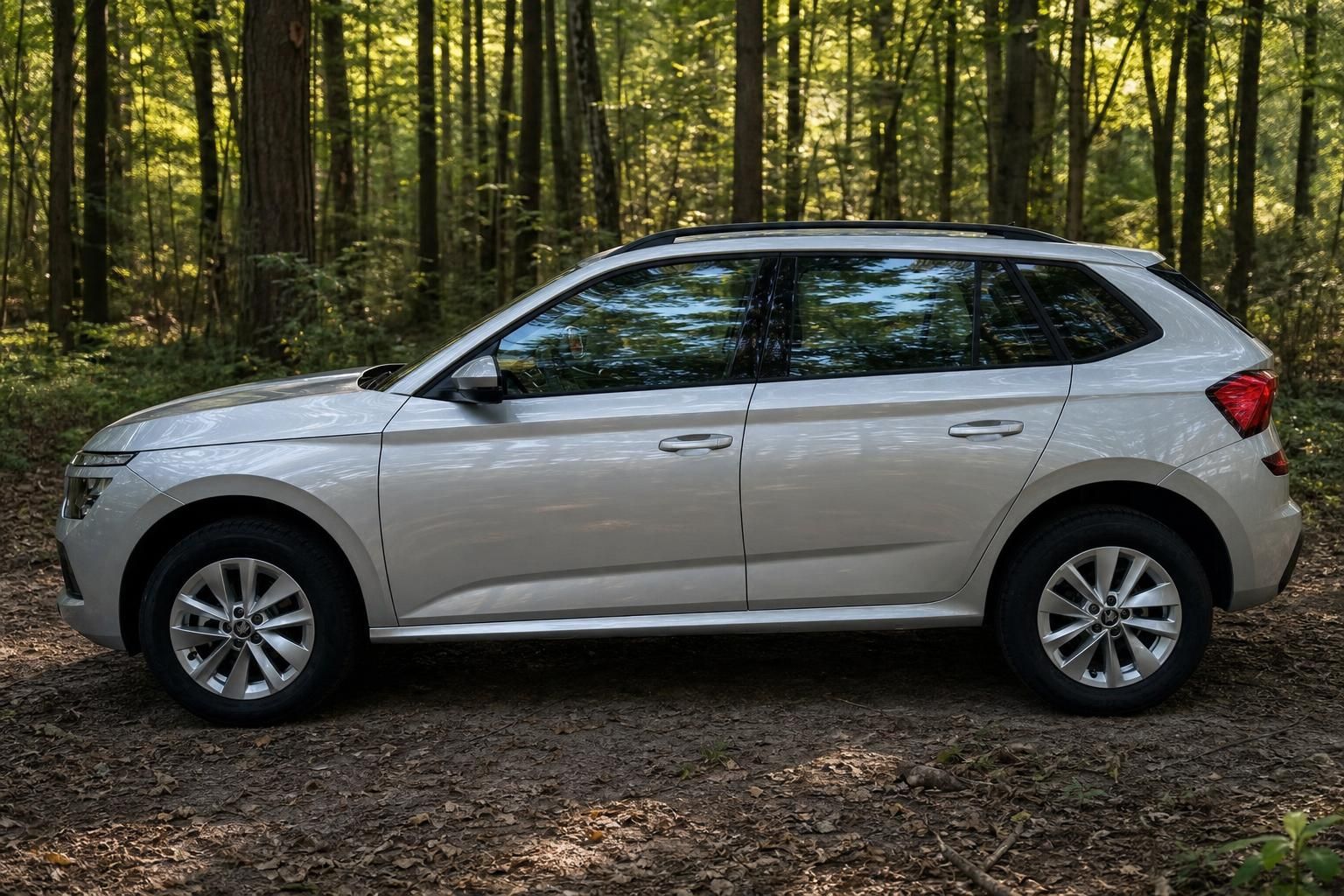 Skoda Kamiq SUV in silber von der Seite im Wald - kompakter Crossover mit Alufelgen