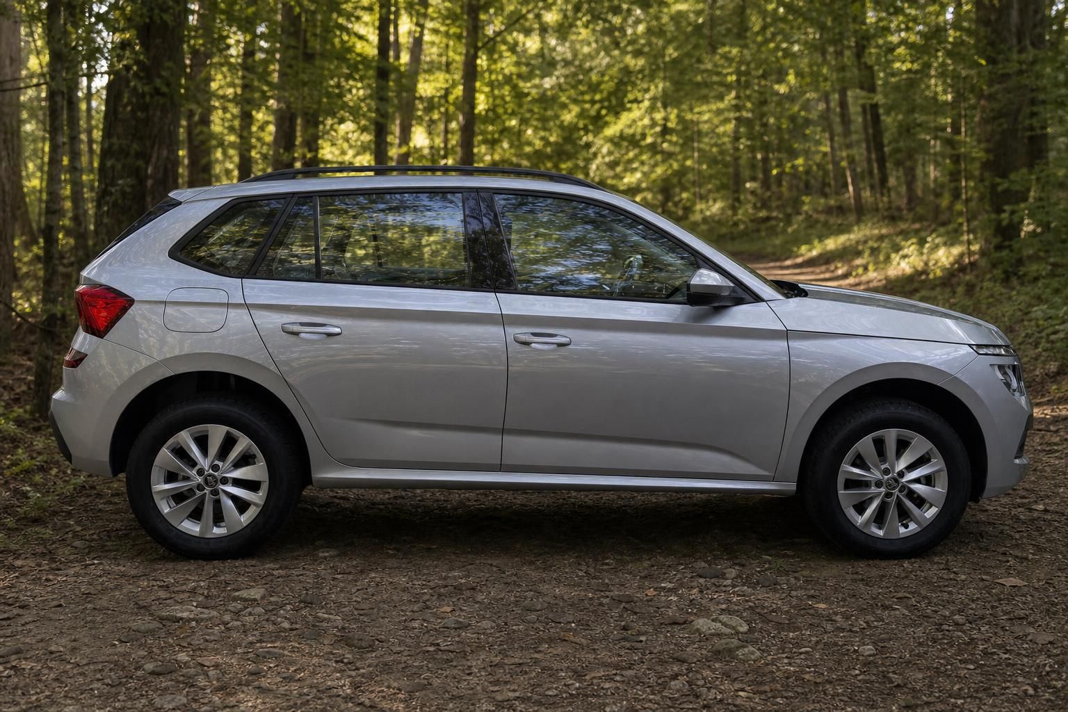 Skoda Kamiq SUV Seitenansicht rechts in silber - kompakter Crossover mit 5 Türen