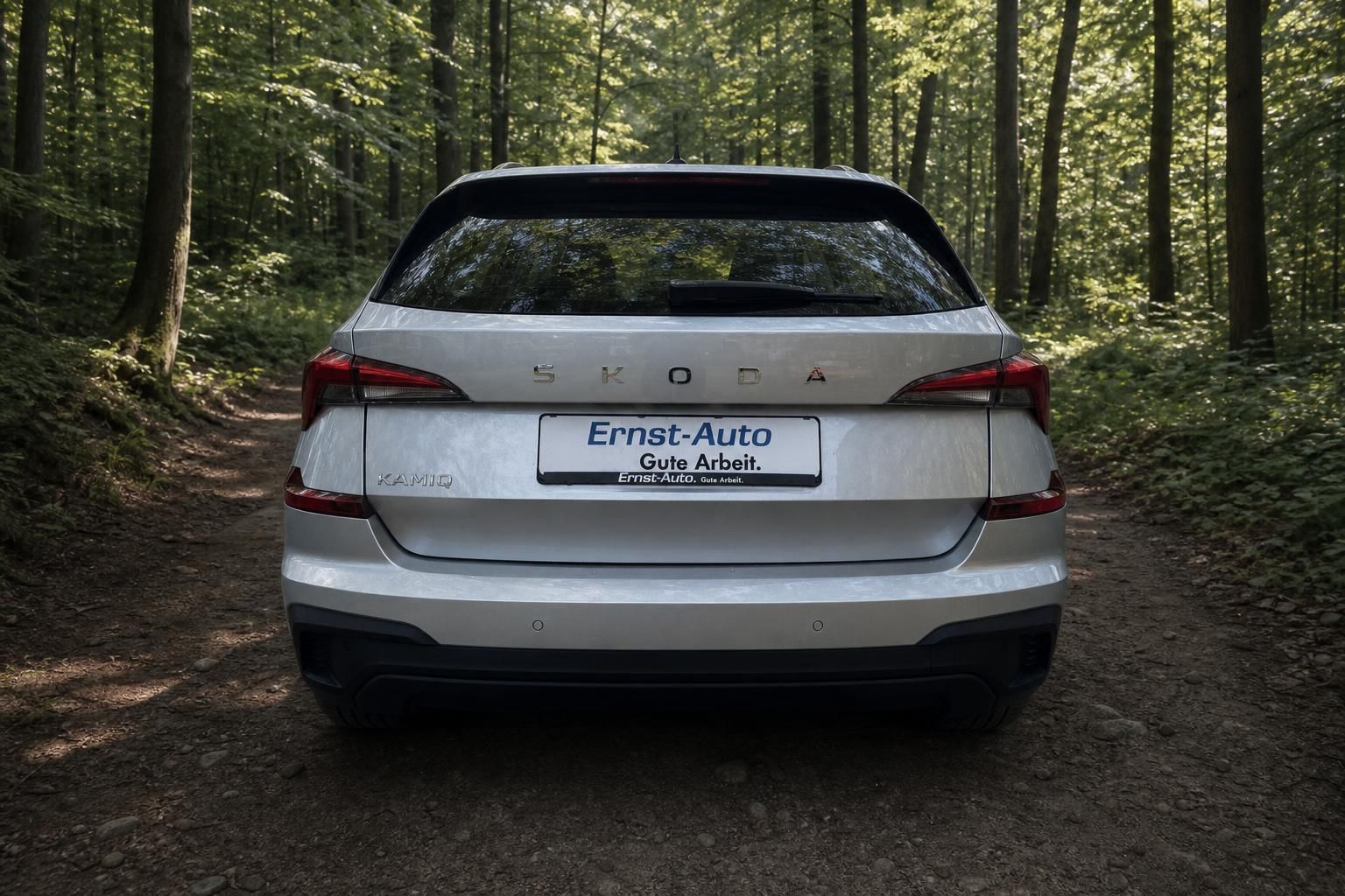 Skoda Kamiq SUV Heckansicht in silber mit LED-Rückleuchten und Kamiq Schriftzug