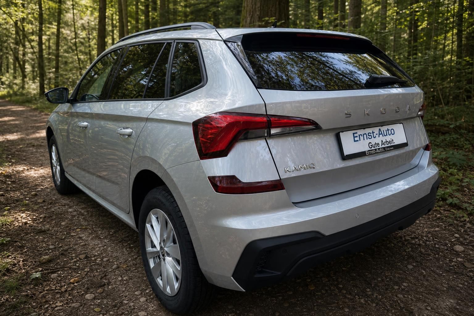 Skoda Kamiq silber metallic Heckansicht - SUV mit Ernst-Auto Händlerkennzeichen im Wald