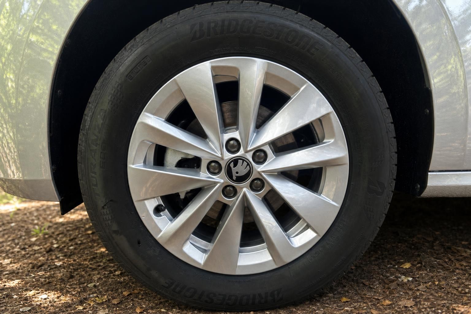 Skoda Kamiq Alufelge mit Bridgestone Reifen - Detailansicht des Rades mit Radkappen