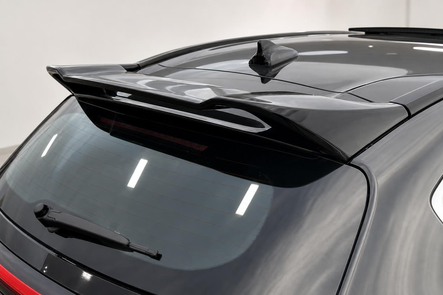 Schwarzer SUV Heckpartie mit Dachspoiler, Haifischflossenantenne und Heckscheibenwischer