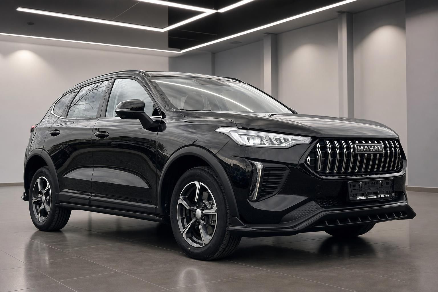 Haval SUV schwarz Dreiviertelansicht vorne links im modernen Showroom
