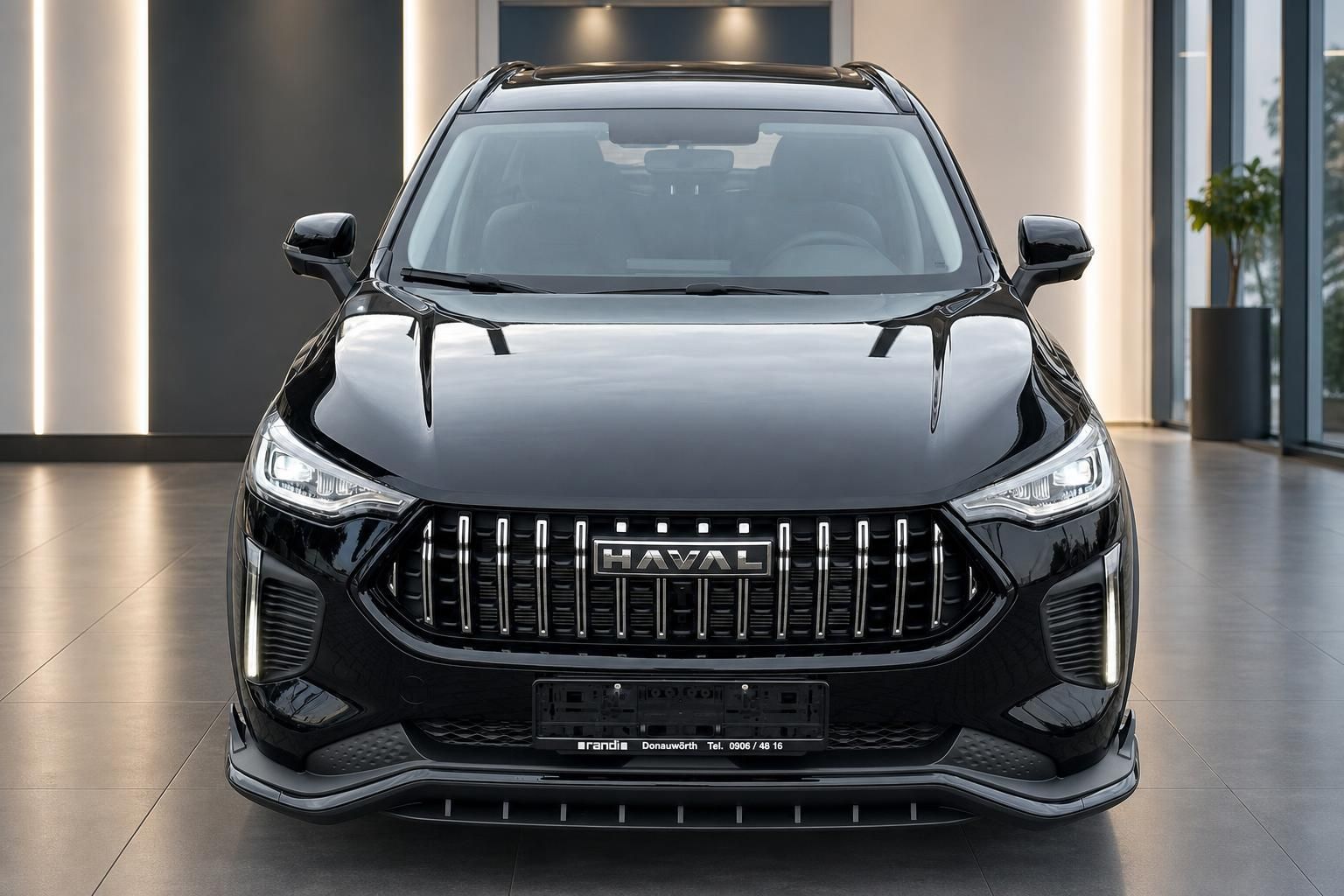Haval SUV schwarz Frontansicht gerade im Showroom mit Chromgrill