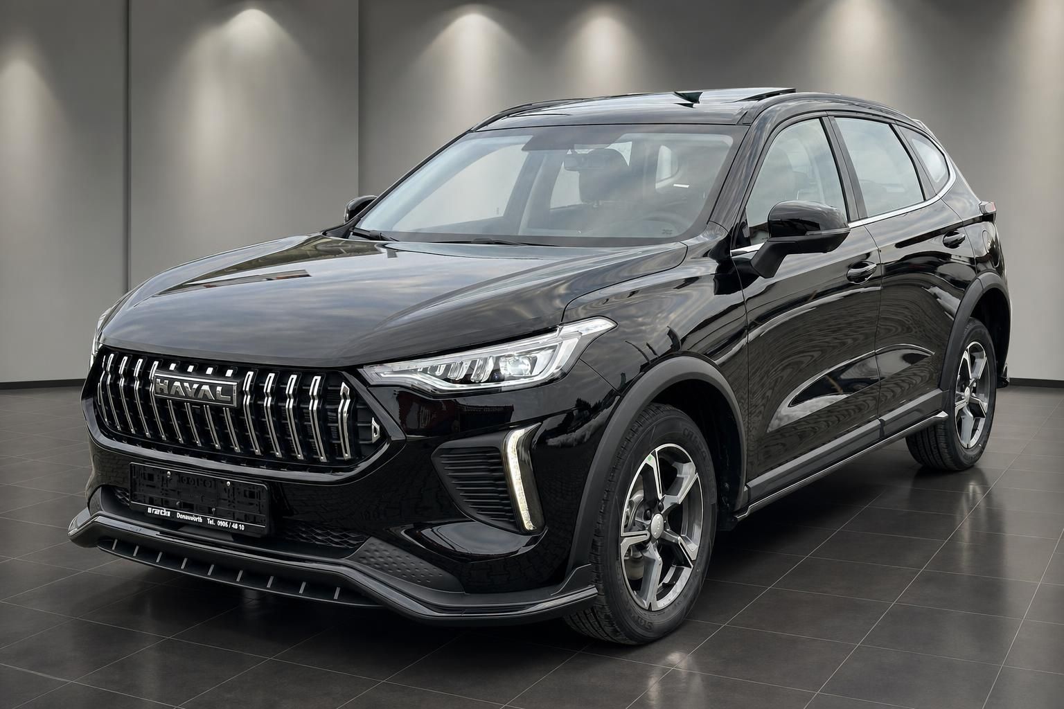 Haval SUV schwarz Frontansicht schräg links im Autohaus Showroom