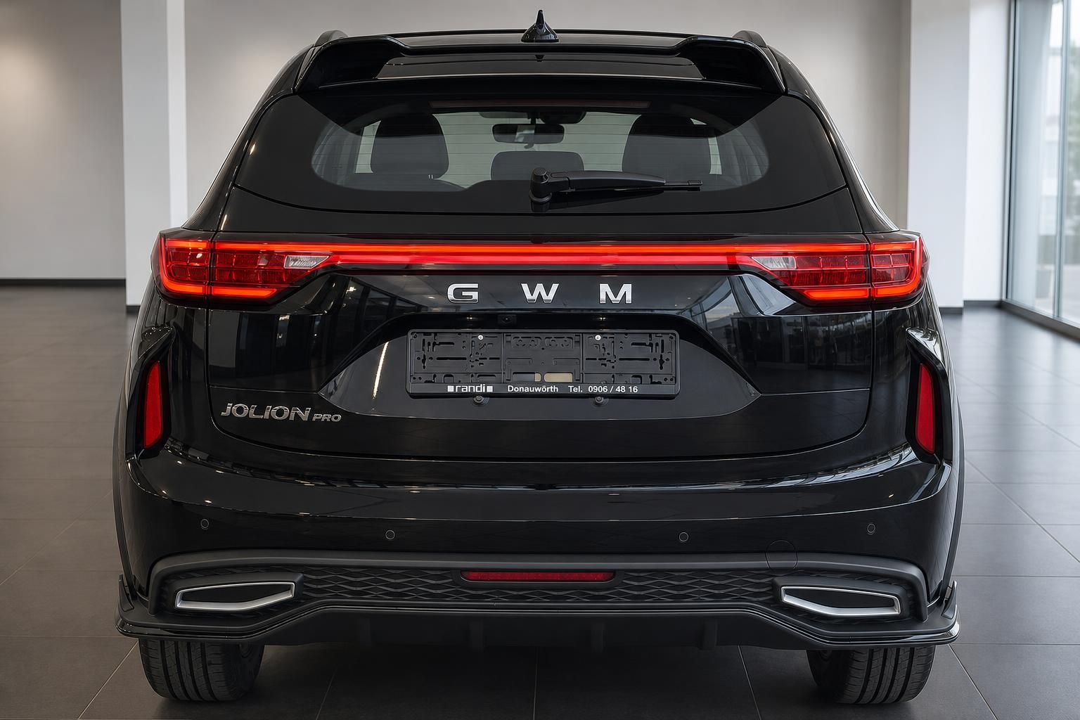 GWM Jolion Pro schwarz Heckansicht frontal mit LED-Rücklichtern