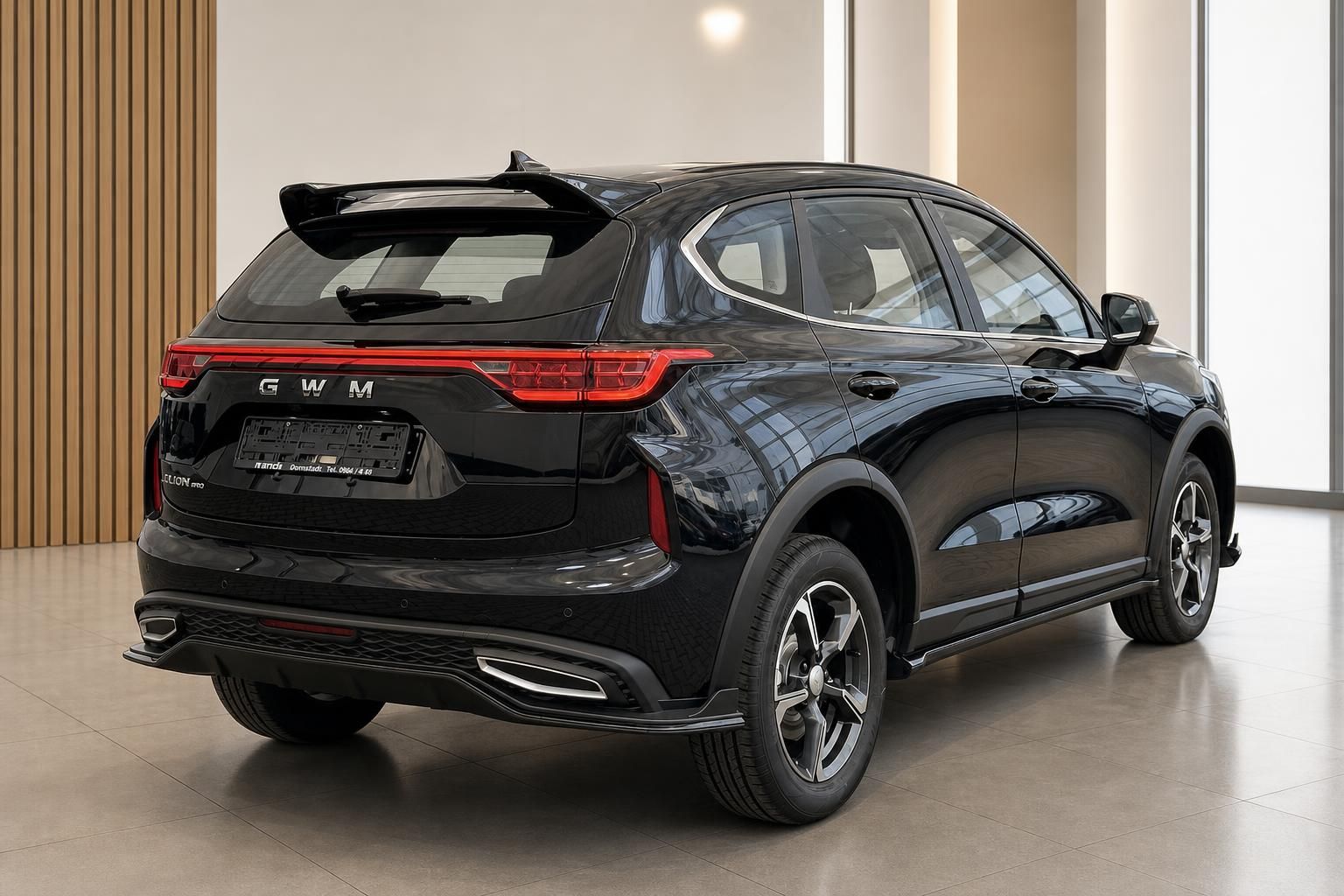 GWM Jolion Pro schwarz schräge Heckansicht im modernen Showroom