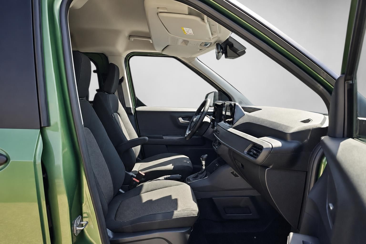 Ford Tourneo Connect Innenraum mit Blick auf Fahrersitz und Lenkrad