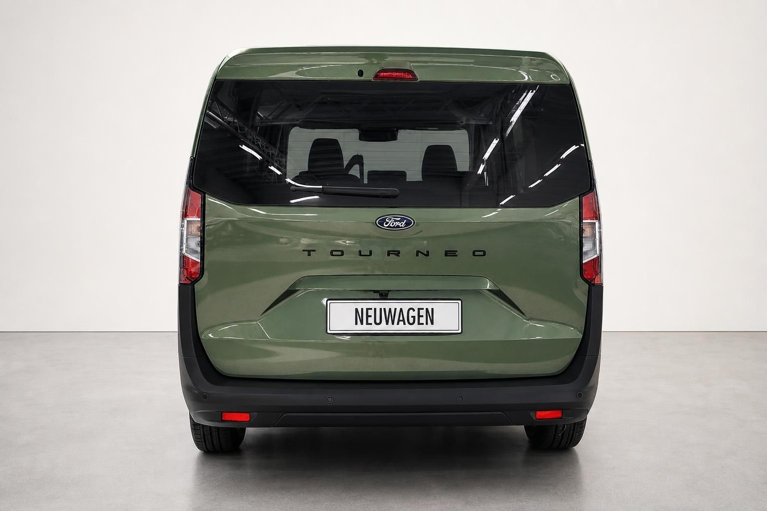 Ford Tourneo in Gruen, Heckansicht im Studio