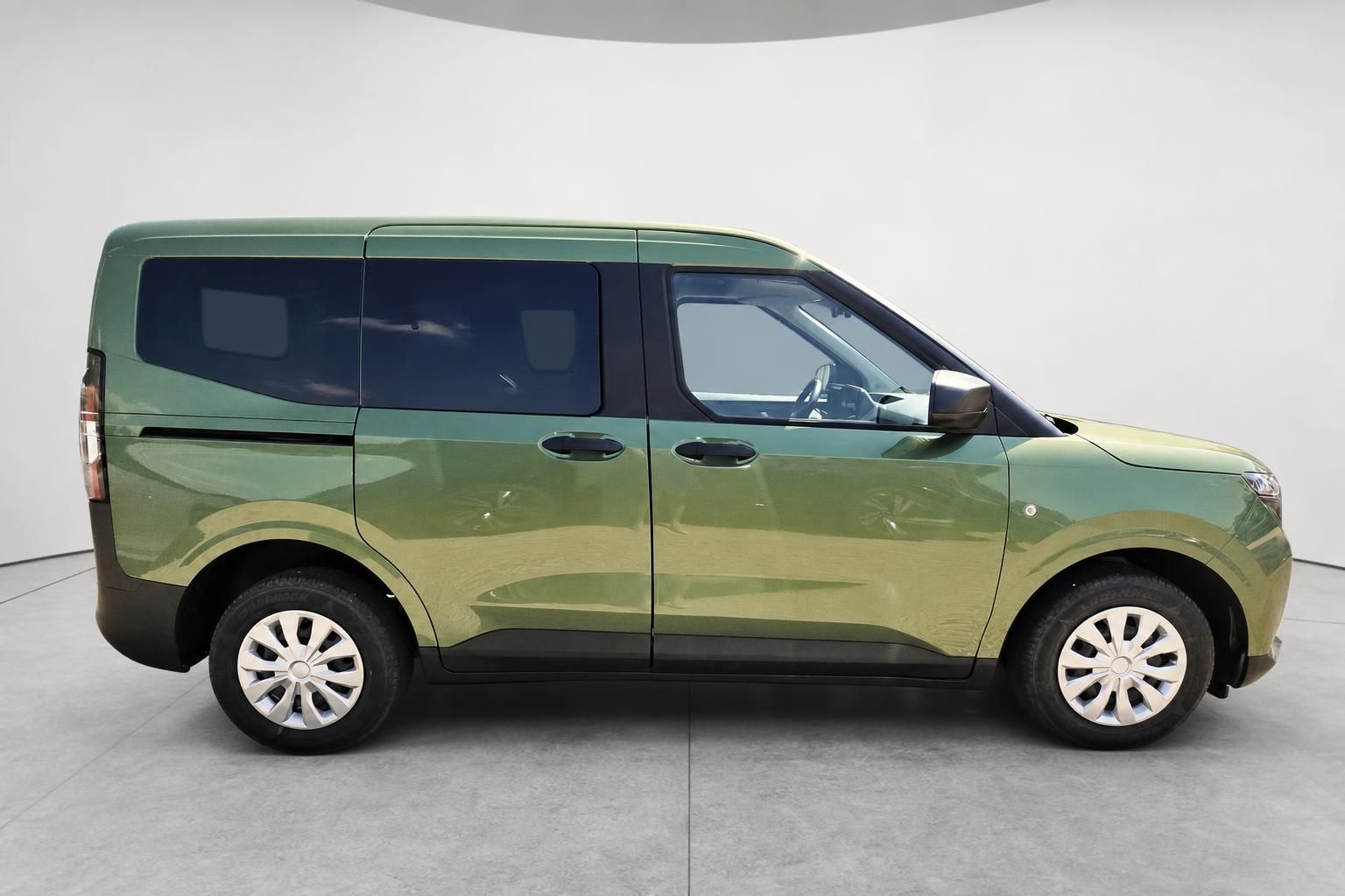 Ford Tourneo in Gruen, Seitenansicht im Studio
