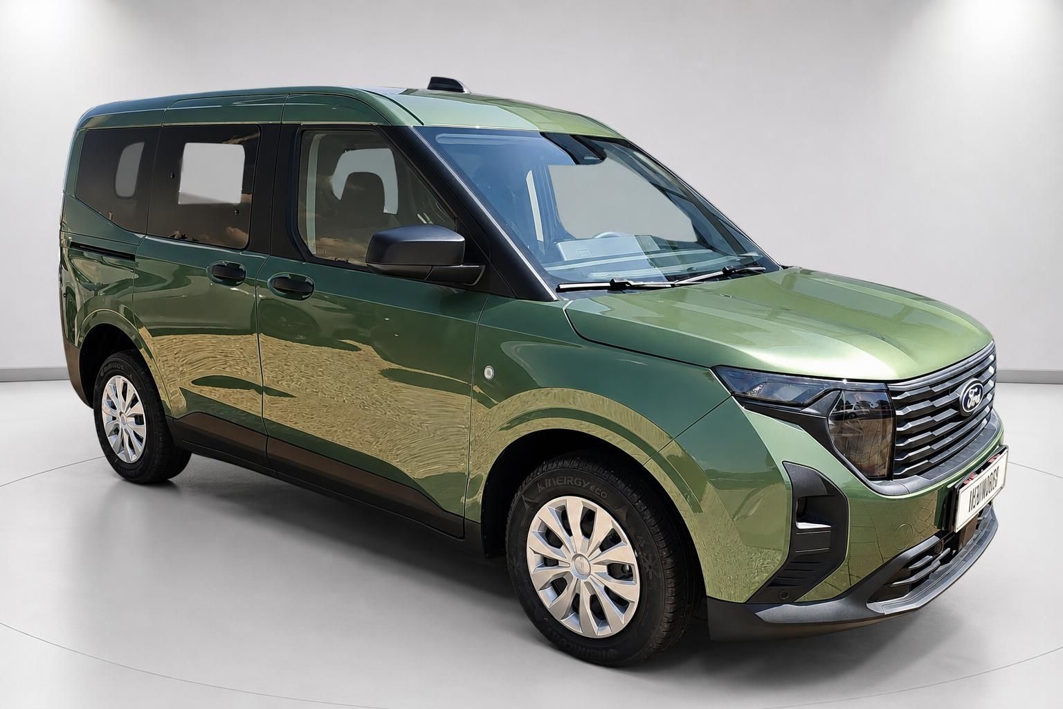 Ford Tourneo in Gruen, Frontansicht schraeg im Studio