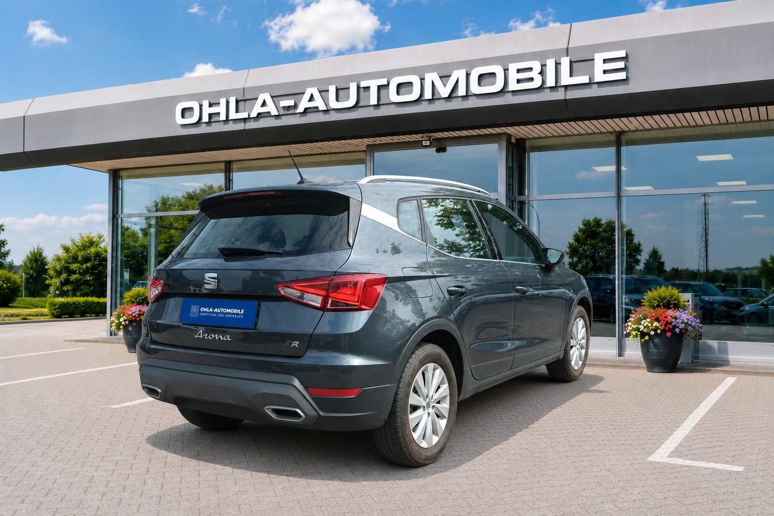 SEAT Arona FR grau Heckansicht vor Autohaus OHLA-Automobile