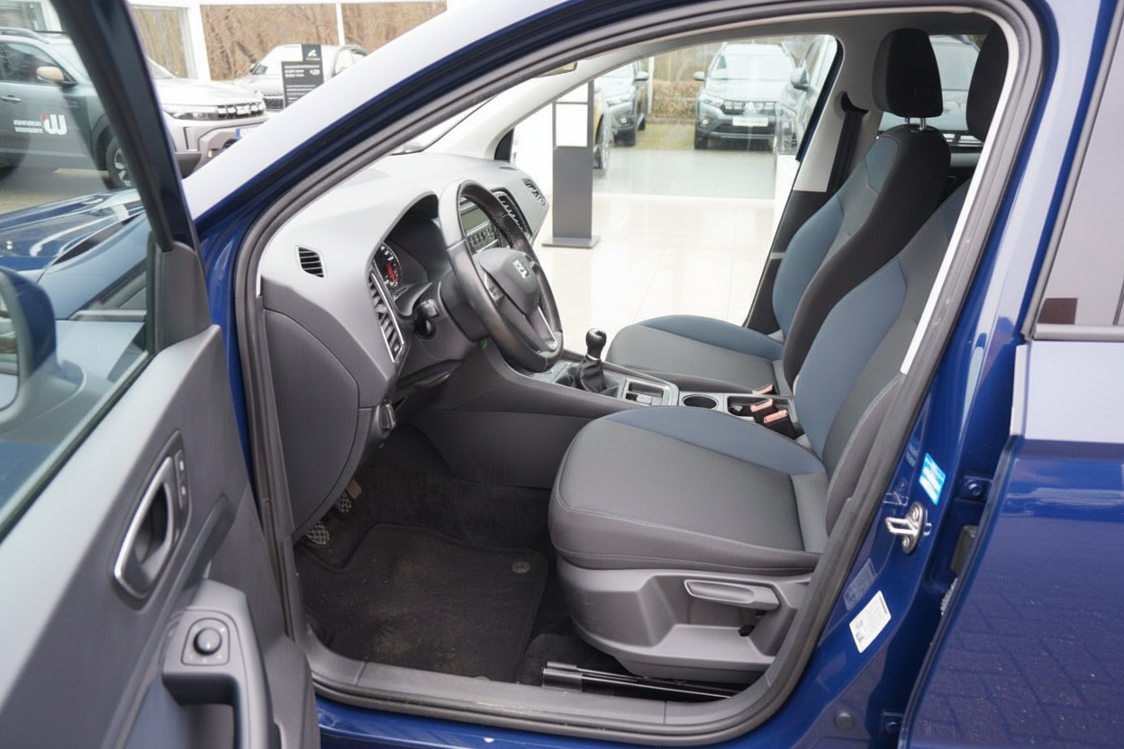 SEAT Ateca Innenraum Fahrerseite blau – Fahrersitz, Lenkrad und Schaltgetriebe