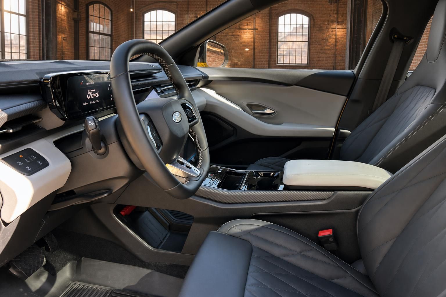 Ford Innenraum mit Lederausstattung, Lenkrad und Mittelkonsole im Detail