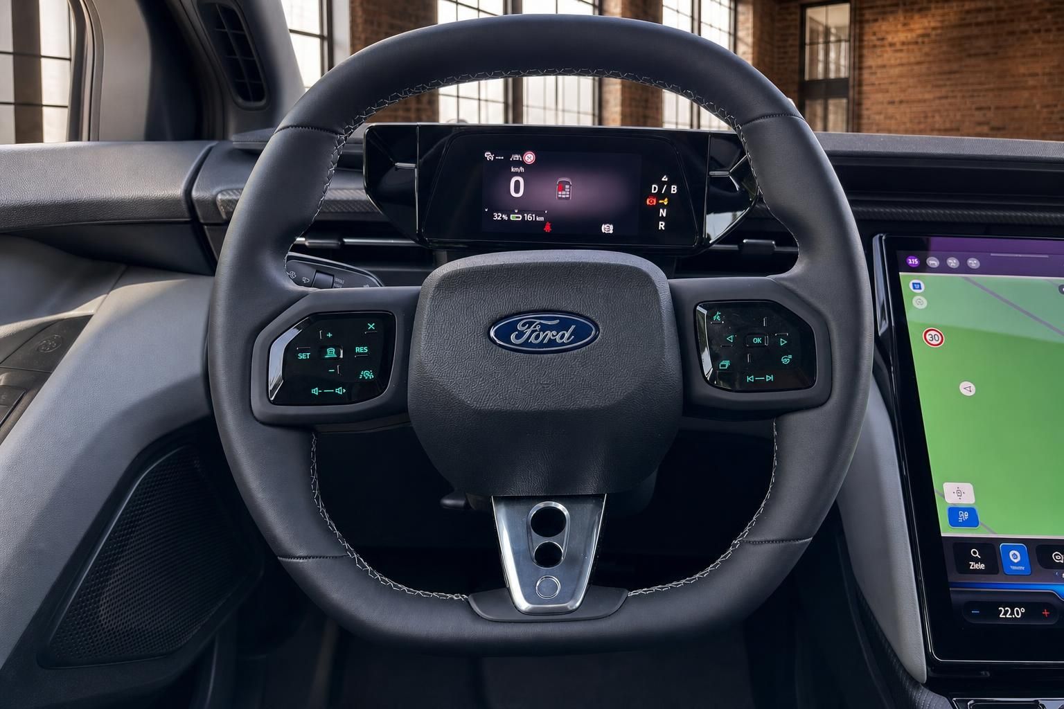 Ford Lenkrad mit Bedienelementen, Digitalanzeige und Navigationsdisplay im Detail