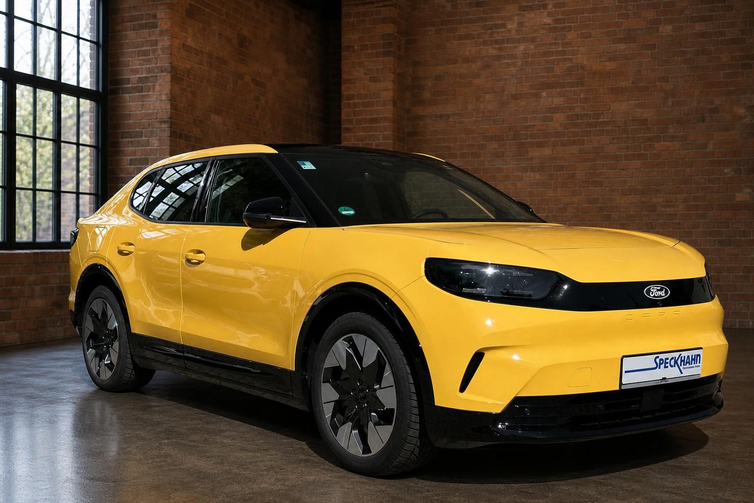 Ford Capri gelb Frontansicht seitlich in Showroom