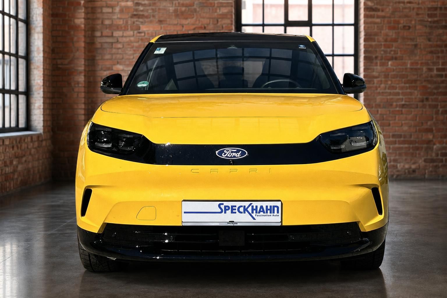 Ford Capri gelb Frontansicht mit Ford Logo und LED-Scheinwerfern