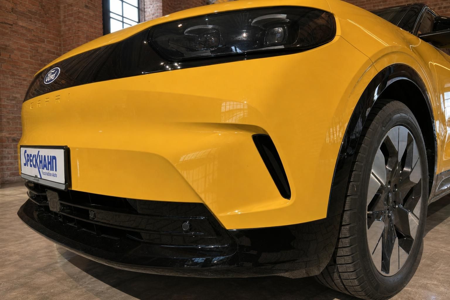 Ford Capri gelb Detailansicht Frontstossstange und Scheinwerfer