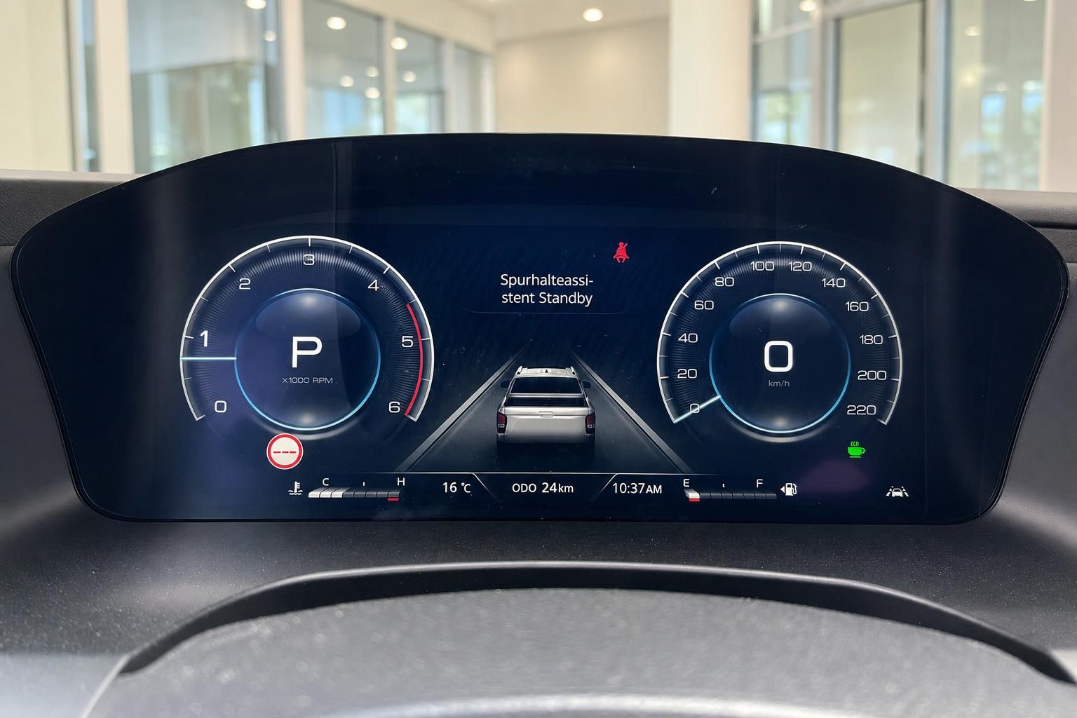Digitales Armaturenbrett mit Spurhalteassistent im modernen Fahrzeug-Cockpit