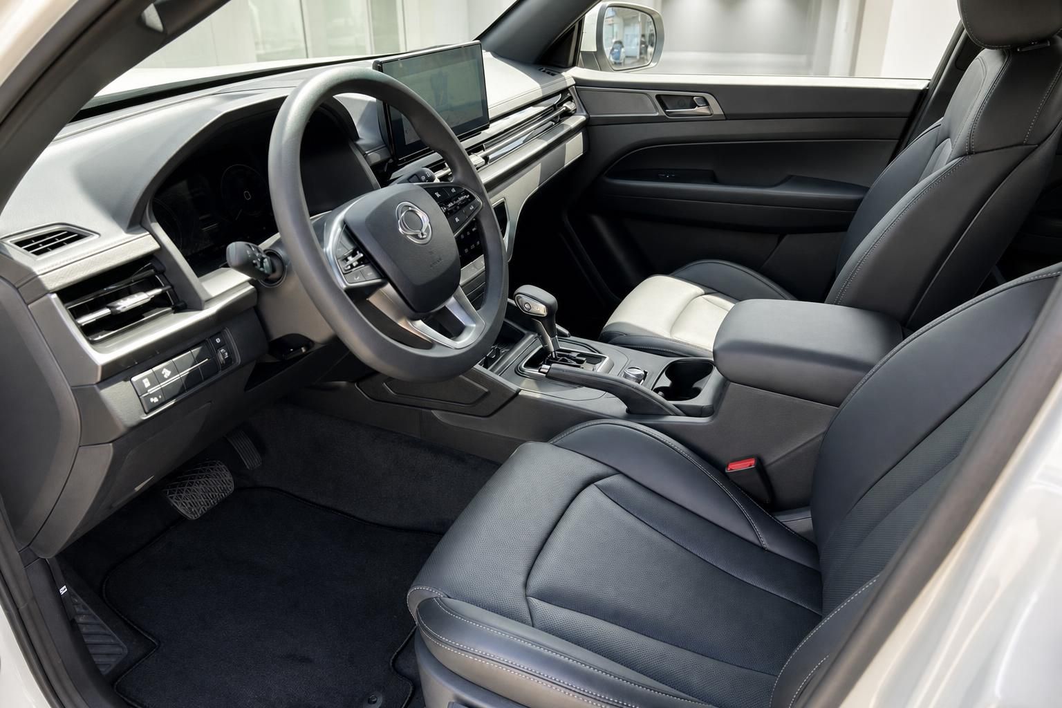 SsangYong Pick-up Cockpit mit Ledersitzen und Automatikgetriebe in schwarz-grauer Ausstattung