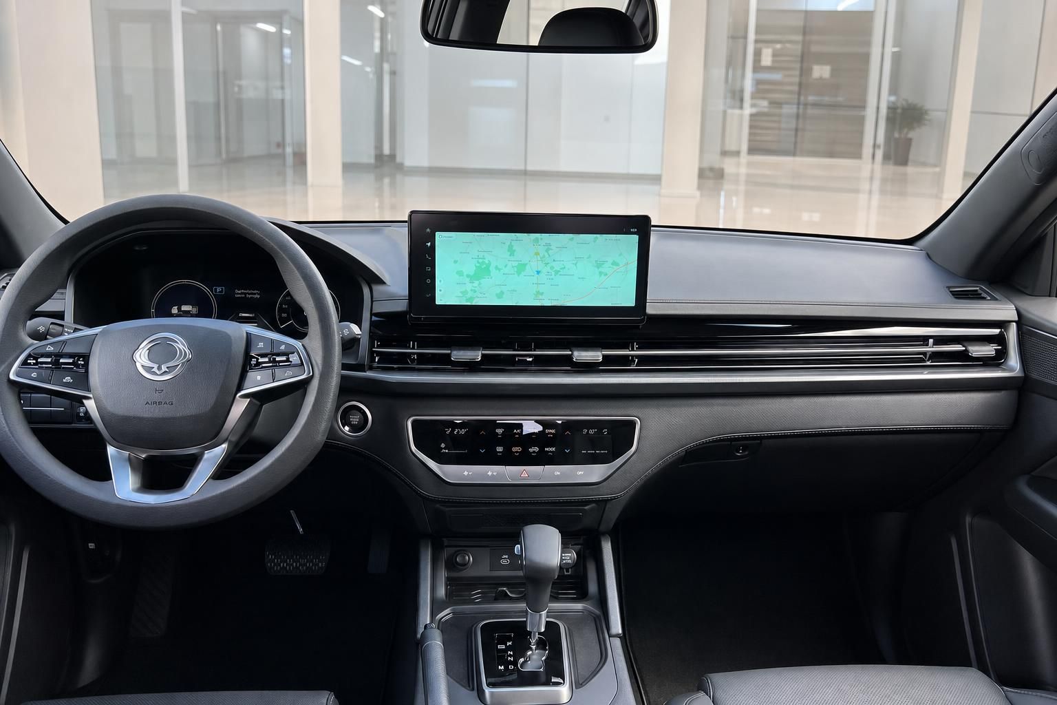 SsangYong Pick-up Innenraum mit Touchscreen-Navigation und schwarzem Armaturenbrett