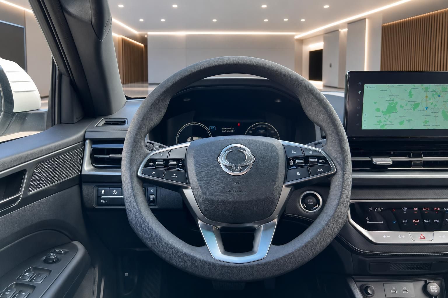Fahrzeug-Innenraum mit Lenkrad, Armaturenbrett und Infotainment-Display
