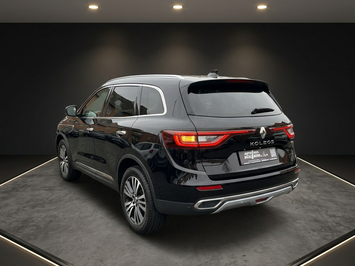Schwarzer Renault Koleos SUV Heckansicht im Renault Autohaus Showroom