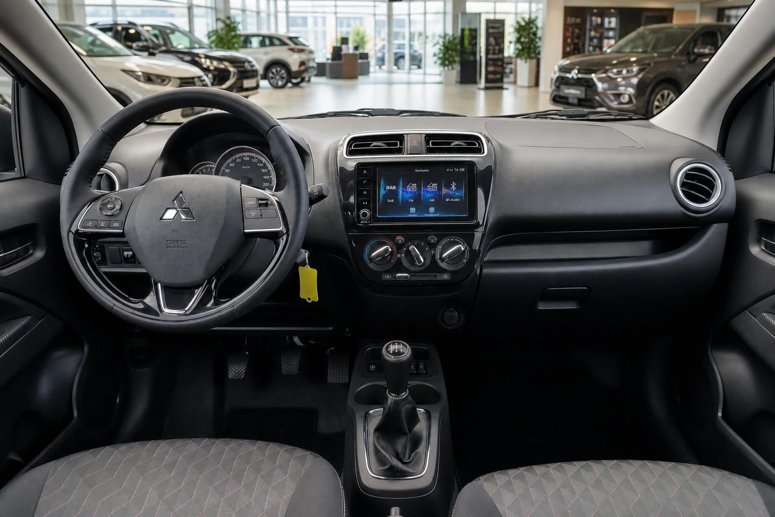 Mitsubishi Space Star Cockpit mit Lenkrad und Multimediadisplay