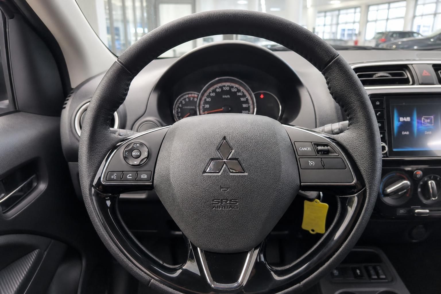Mitsubishi Lenkrad mit Multifunktionstasten und Cockpit