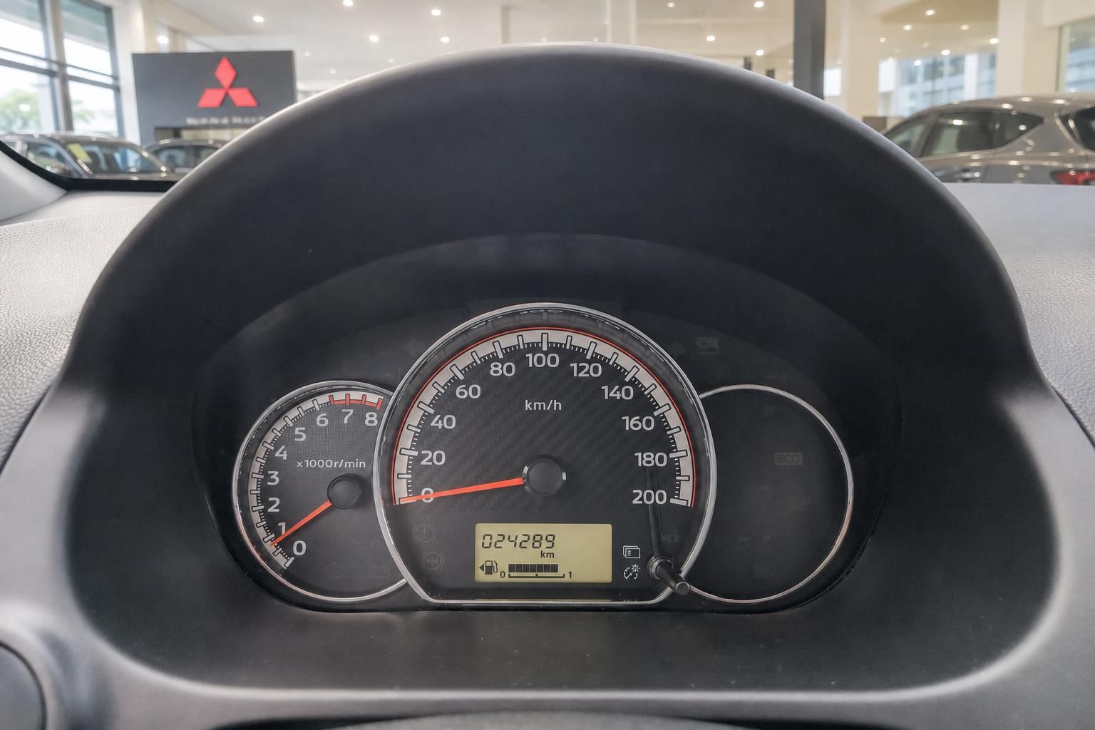 Tacho mit Kilometerstand im Mitsubishi Cockpit
