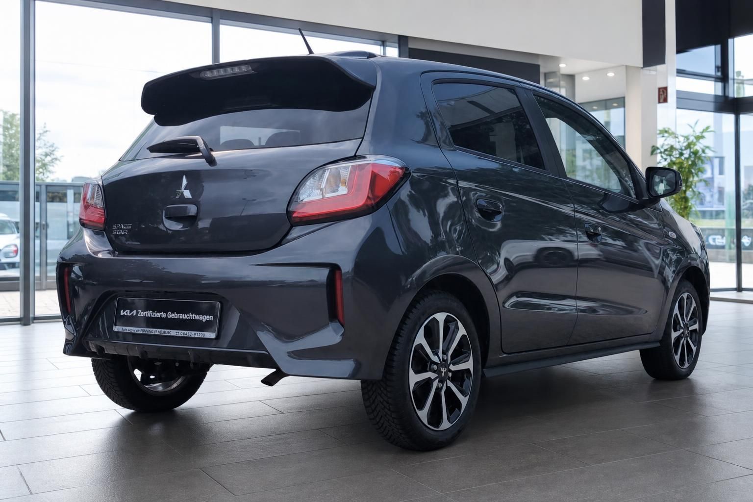 Mitsubishi Space Star in Grau, Heckansicht im Autohaus