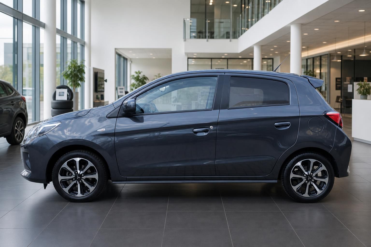 Mitsubishi Space Star in Anthrazit, Seitenansicht im Autohaus