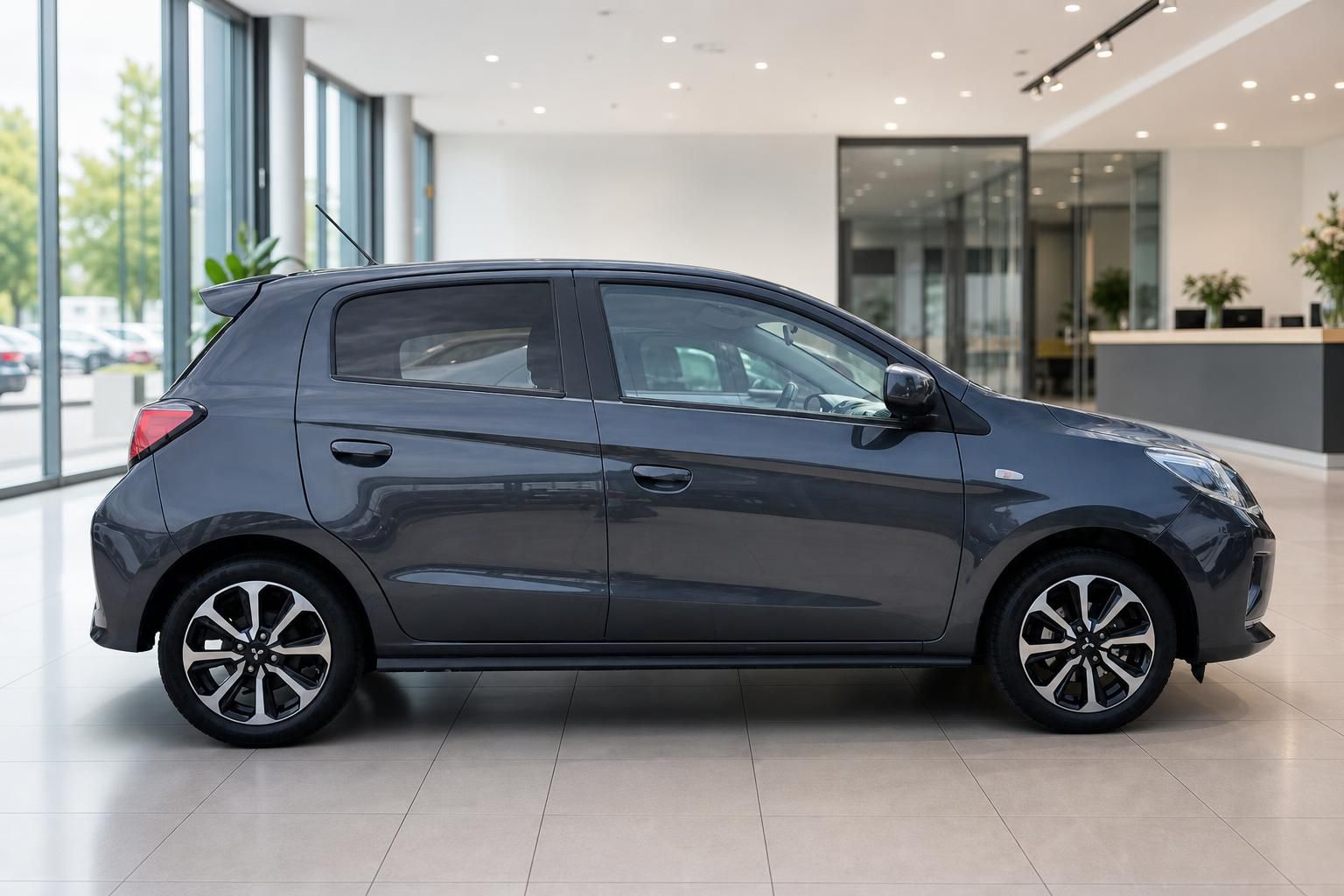 Mitsubishi Space Star in Grau, Seitenansicht im Autohaus