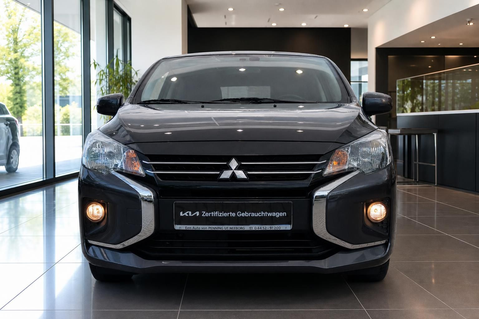 Mitsubishi Space Star Schwarz, Frontansicht im Showroom