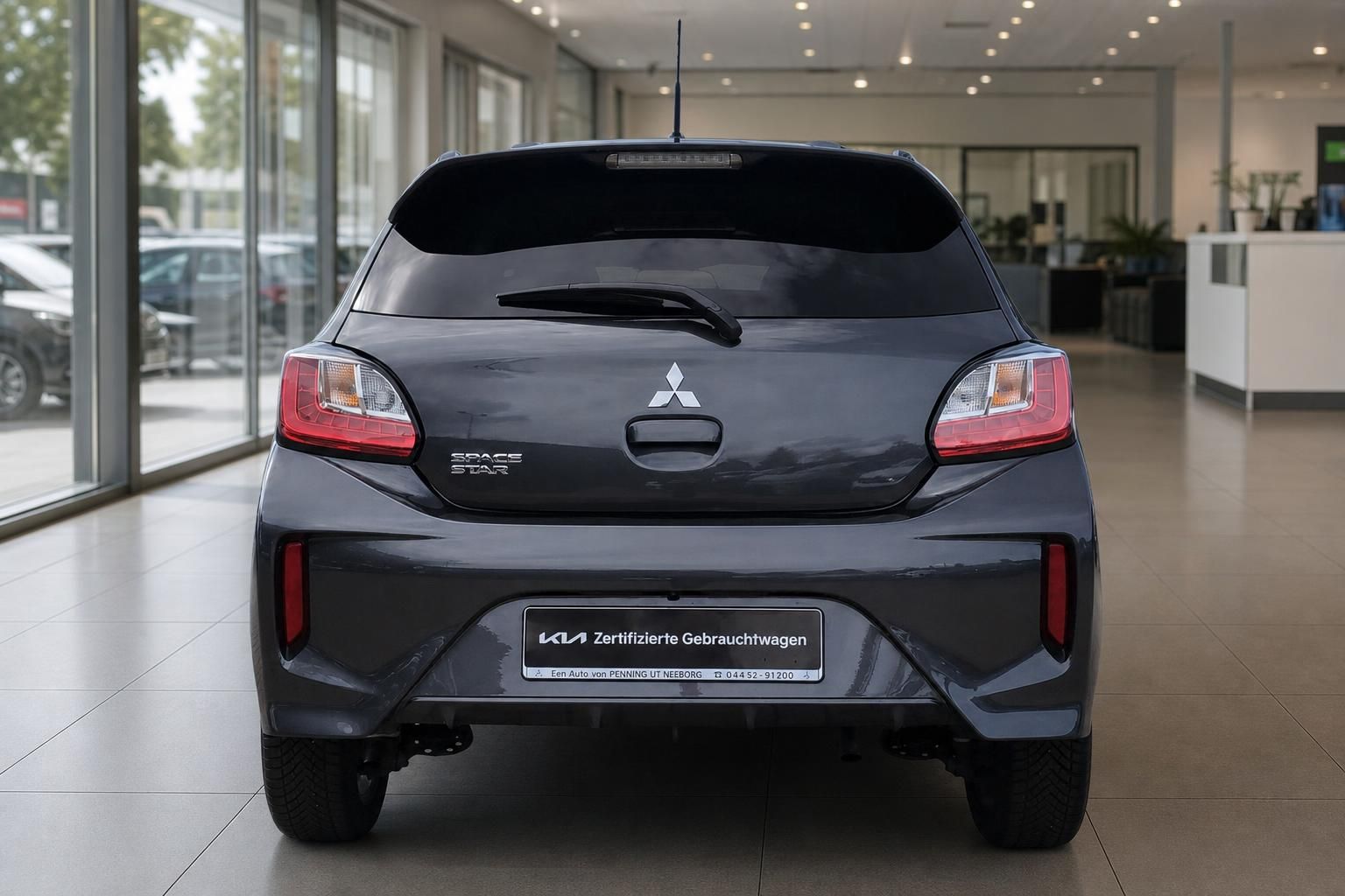 Mitsubishi Space Star grau, Heckansicht im Autohaus