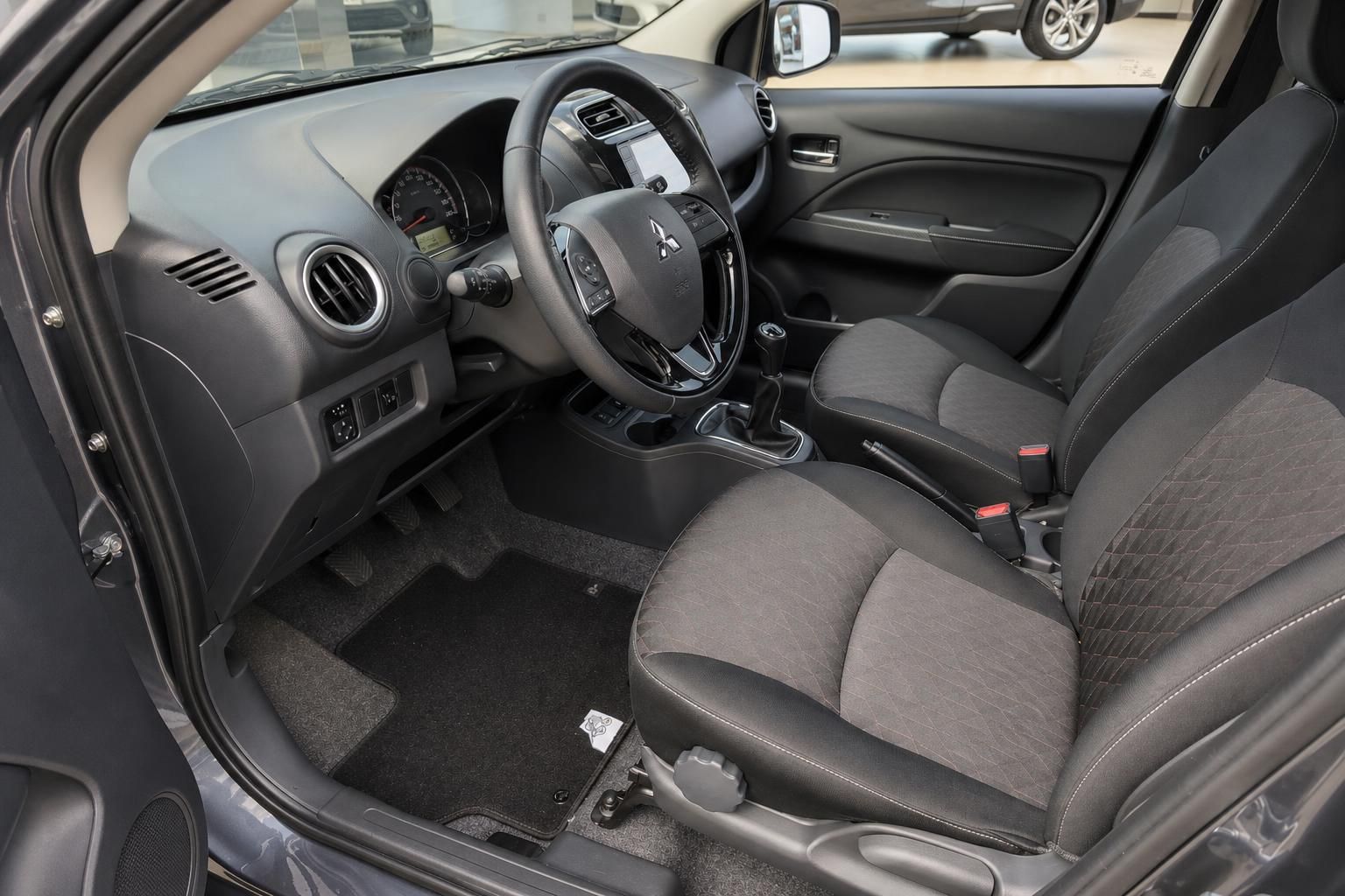 Mitsubishi Space Star Innenraum mit Cockpit und Vordersitzen