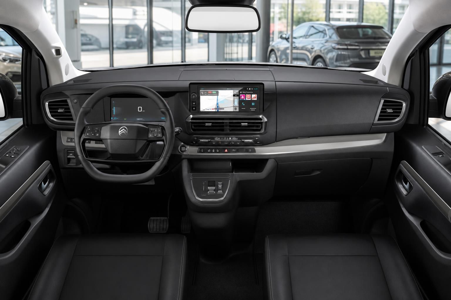 Citroën Spacetourer Cockpit mit Touchscreen-Navi, digitalem Display und schwarzem Lenkrad
