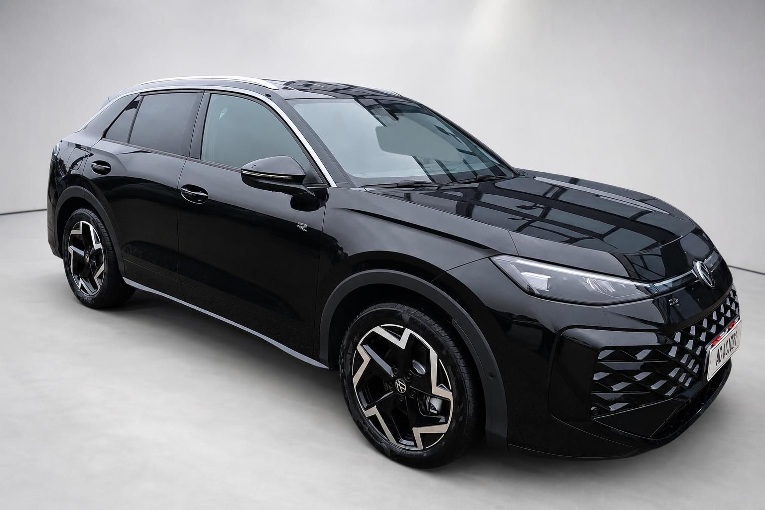 Schwarzer VW SUV mit R-Line Ausstattung im Studio, Frontansicht schraeg