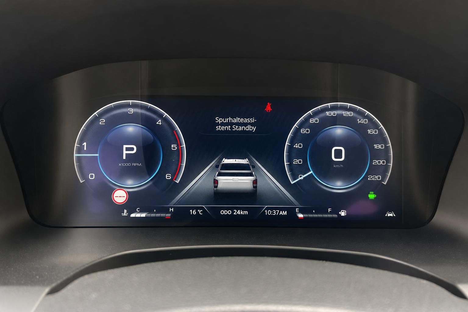 Digitales Kombiinstrument mit Tacho und Spurhalteassistent-Anzeige im Pickup