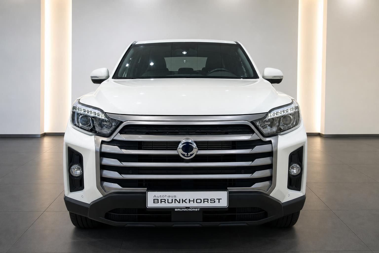 SsangYong Pickup weiß Frontansicht im Autohaus Brunkhorst Showroom