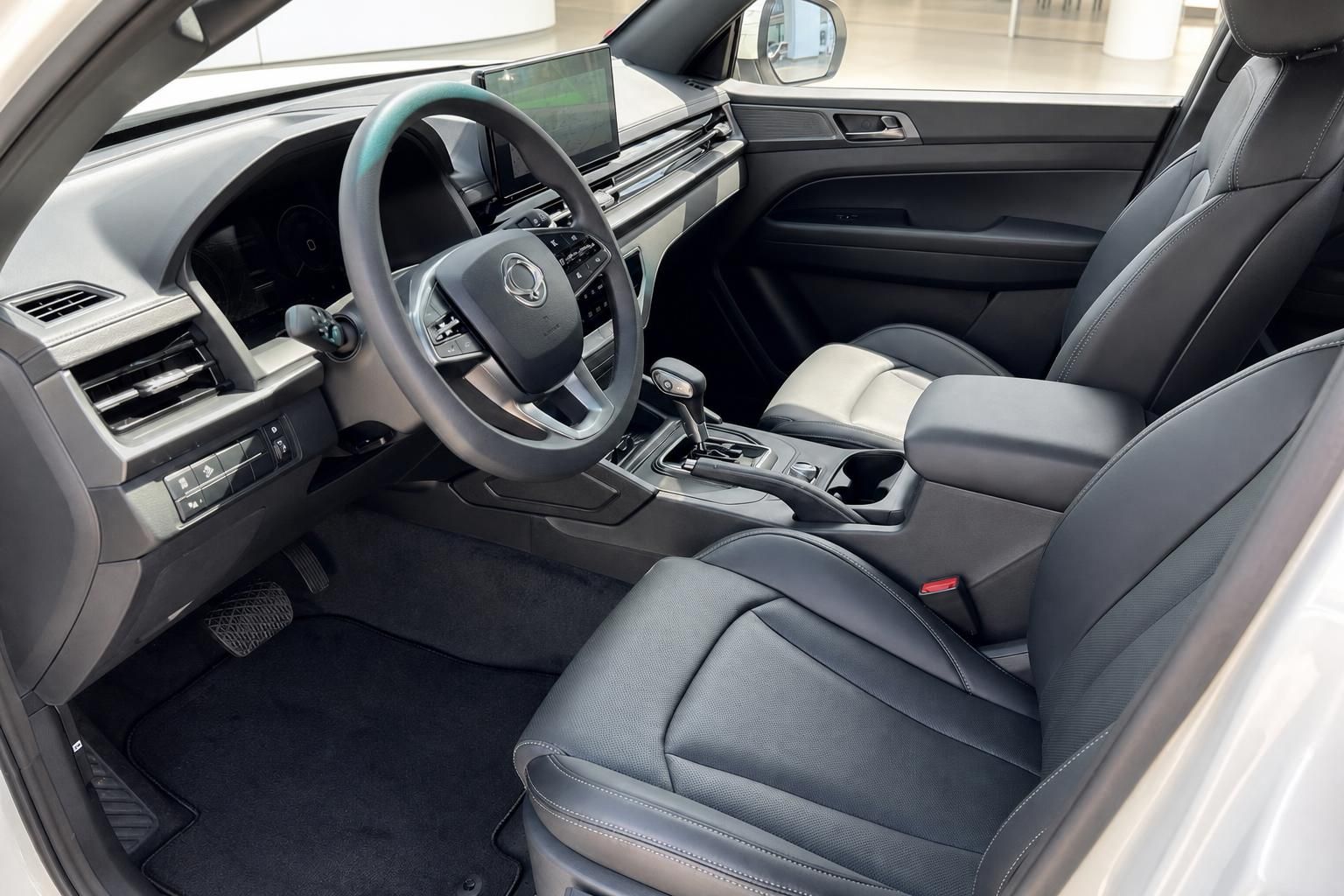 SsangYong Pickup Innenraum Cockpit und Ledersitze Vorderseite