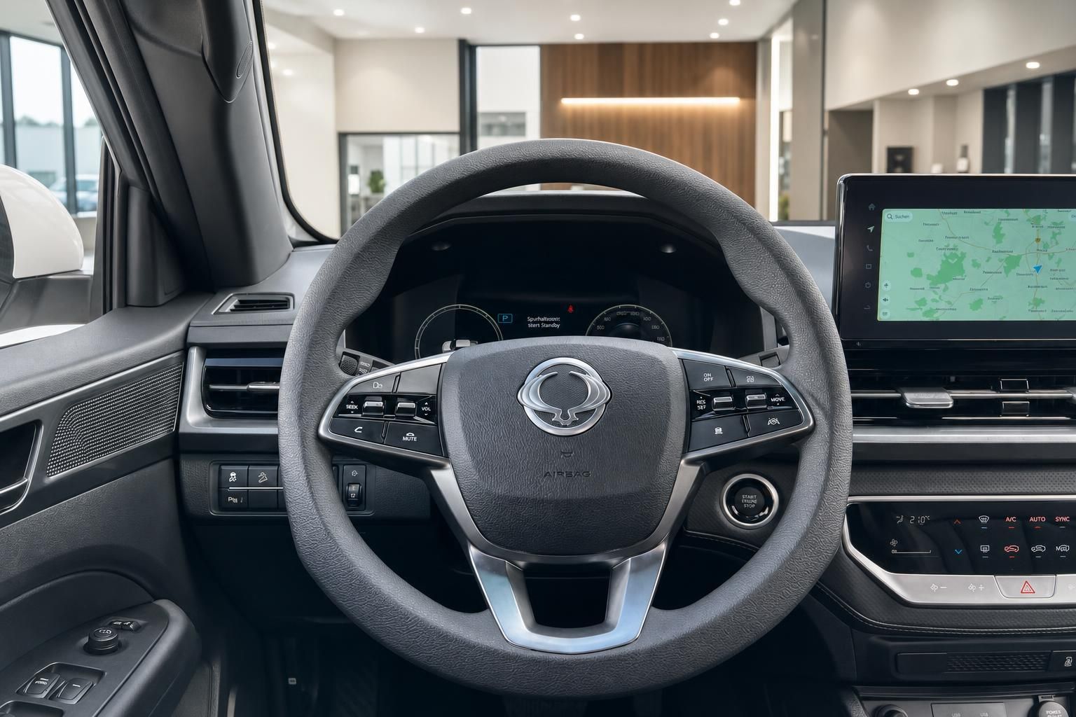 Lenkrad und Cockpit mit Navigationsdisplay im Fahrzeuginnenraum