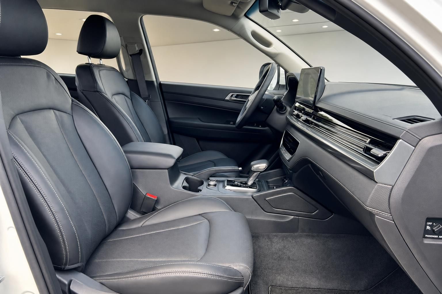 Fahrzeuginnenraum mit schwarzen Ledersitzen und modernem Cockpit