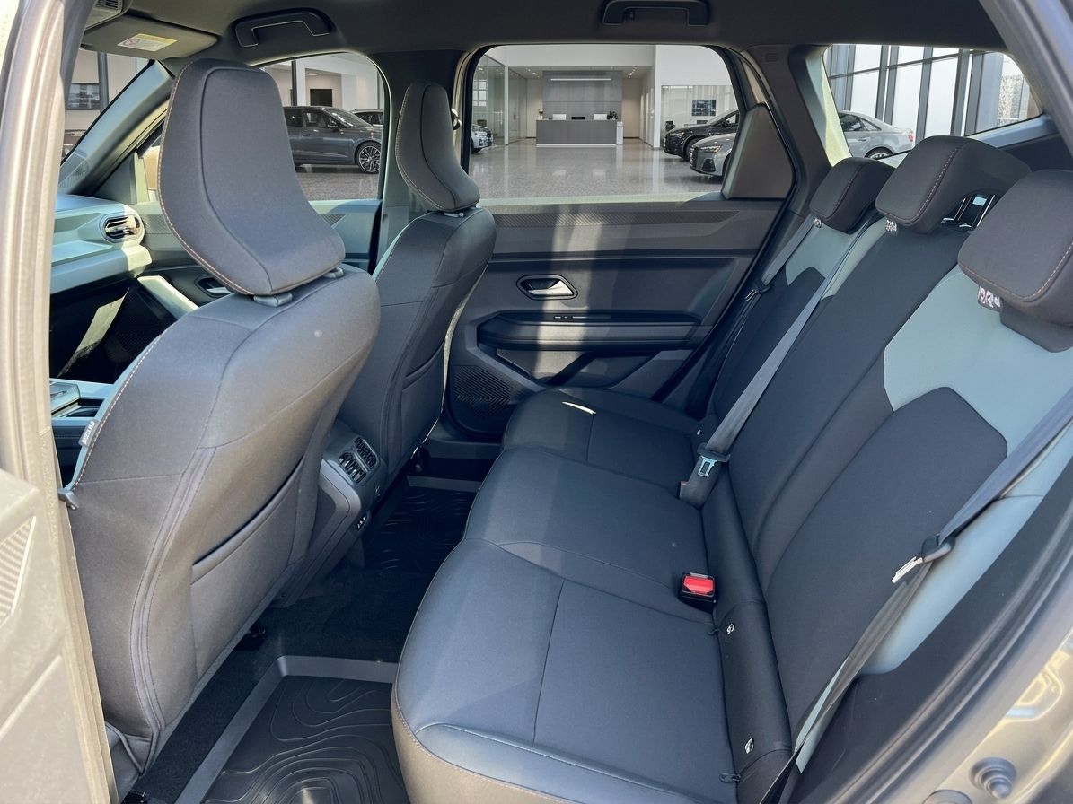 Rücksitzbank mit dunklen Polstern und Mittelarmlehne