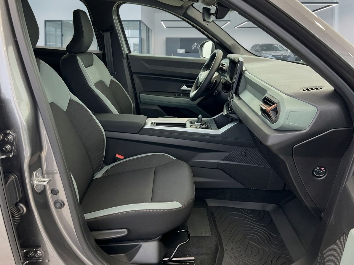 Fahrzeug-Innenraum mit Komfortsitzen und modernem Design